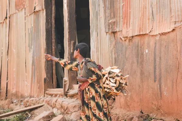 Ethiopische vrouw op de weg met een bundel van brandhout, Ethiopië, — Stockfoto