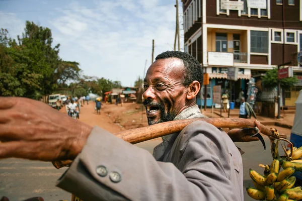 Smiling street vendor selling bananas in the street in Dilla, Et — Stock Photo, Image