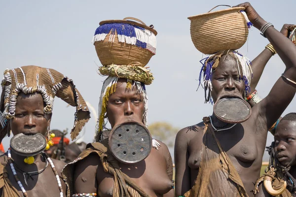 Mulheres de Mursi com placas de lábios estranhos — Fotografia de Stock