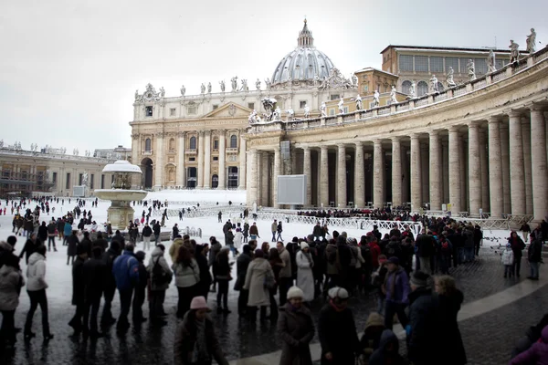 Cola en la entrada de la Basílica de San Pedro en un raro día nevado . —  Fotos de Stock