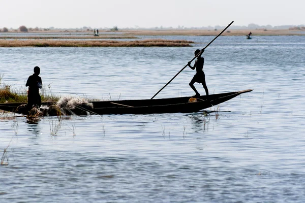 Vissers in een prauw in de rivier niger. — Stockfoto