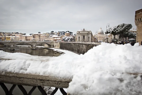 Seltener Schneefall in Rom und Vatikan. lizenzfreie Stockbilder