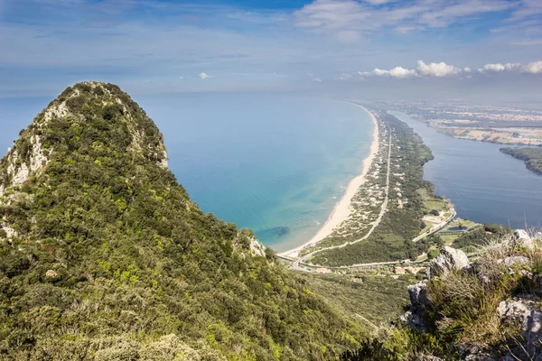 Vista de la playa, el lago y el mar claro desde el Monte Circeo Imagen De Stock