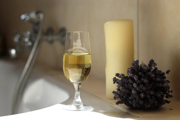 Champagne and lavender — Stock Photo, Image