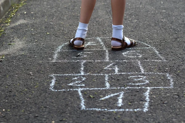 sokakta oynayan kızlar