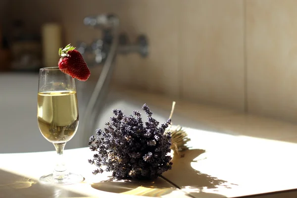 Champagne in de badkamer — Stockfoto