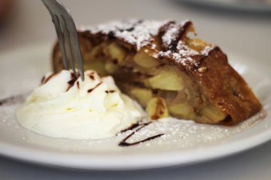 Krem şanti ve vanilyalı dondurma ile Apple strudel
