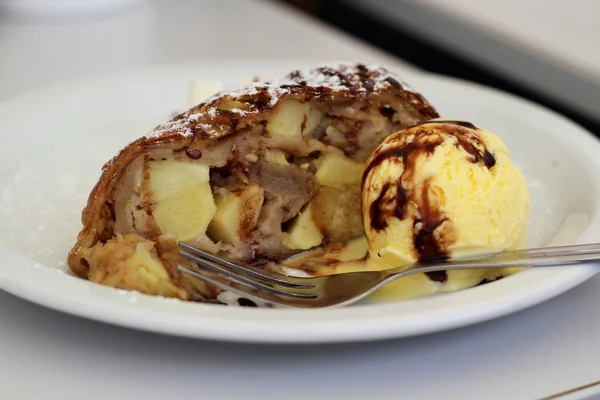 Strudel de manzana con crema batida y helado de vainilla — Foto de Stock