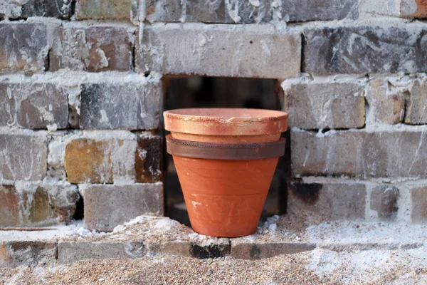 Pot bunga keramik di kompor — Stok Foto