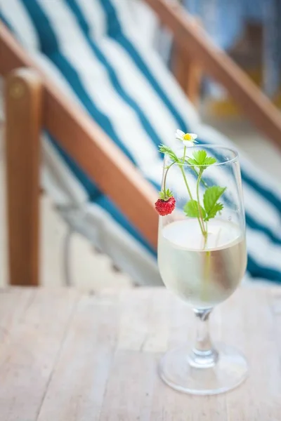 一杯白葡萄酒 带有野草莓 在海滩甲板椅背上 夏天的时间夏天的感觉 — 图库照片