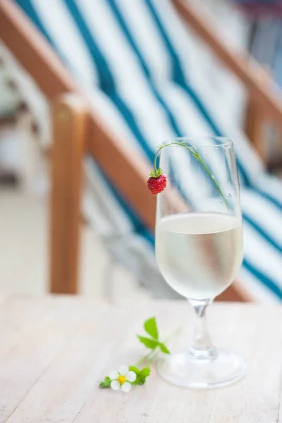 Glass White Wine Wild Strawberry Background Beach Deck Chair Summer — Stock Photo, Image