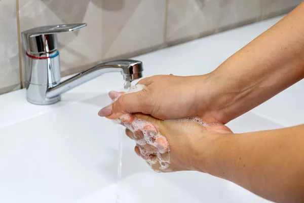 Lave as mãos antes de comer e depois de descer a rua. A limpeza é a chave para a saúde. — Fotografia de Stock