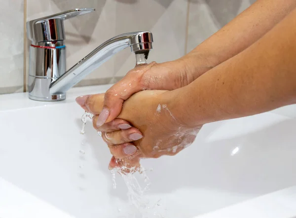 Πλύνετε τα χέρια σας πριν από το φαγητό και μετά το περπάτημα στο δρόμο. Η καθαριότητα είναι το κλειδί για την υγεία.. — Φωτογραφία Αρχείου