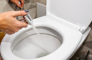 Taharet musluğu. Vücudun hijyen ve temizliği için suyla duş alın.