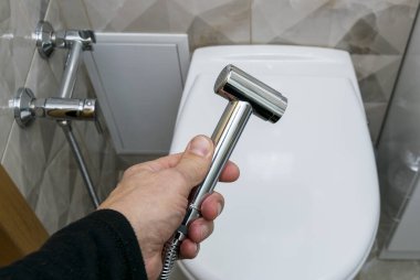 Taharet musluğu. Temizlik için duş almak ve vücudu suyla temizlemek. Temizlik ve insan sağlığı kavramı..