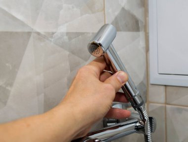 Taharet musluğu. Temizlik için duş almak ve vücudu suyla temizlemek. Temizlik ve insan sağlığı kavramı..