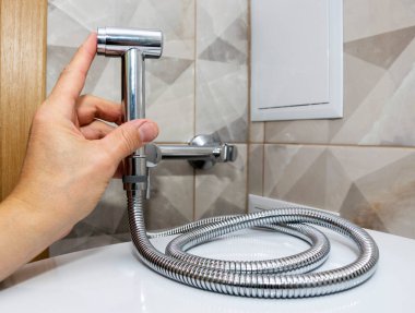 Taharet musluğu. Temizlik için duş almak ve vücudu suyla temizlemek. Temizlik ve insan sağlığı kavramı..