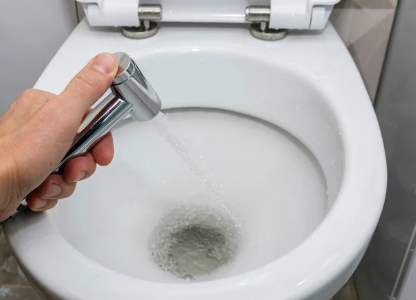 O bidé. chuveiro para higiene e limpeza do corpo com água.O conceito de limpeza e saúde humana. — Fotografia de Stock