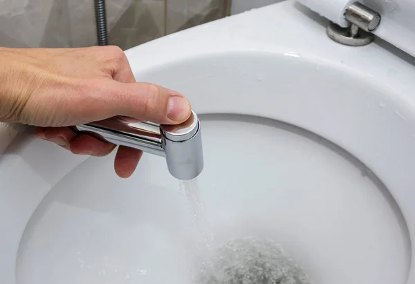 Le bidet. douche pour l'hygiène et le nettoyage du corps avec de l'eau.Le concept de propreté et de santé humaine. Photo De Stock