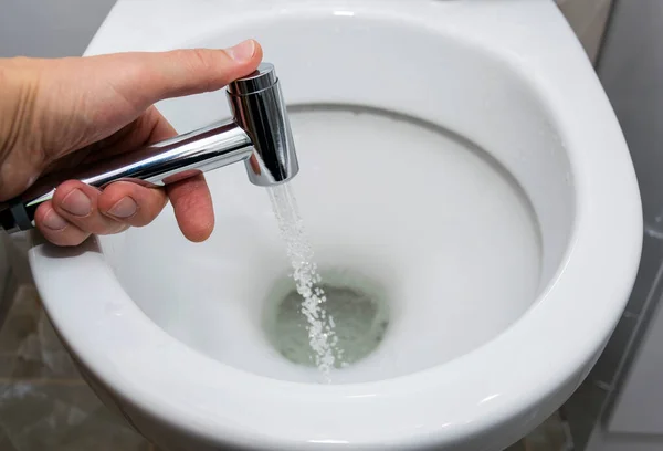 Le bidet. douche pour l'hygiène et le nettoyage du corps avec de l'eau.Le concept de propreté et de santé humaine. Image En Vente