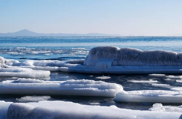 Mer gelée par une journée ensoleillée d'hiver. — Photo