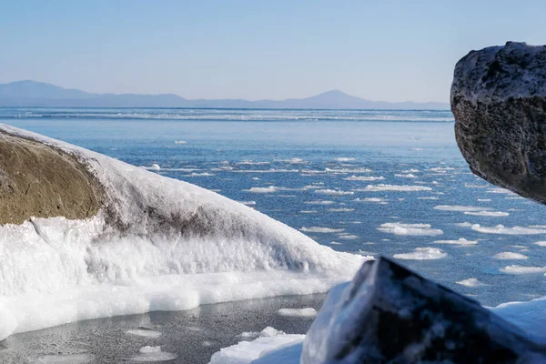 Mer gelée par une journée ensoleillée d'hiver. — Photo