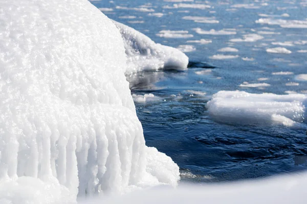 Mar congelado em um dia ensolarado de inverno. — Fotografia de Stock