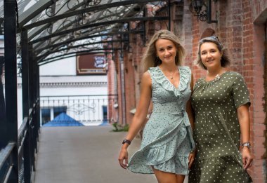 İki kız kardeş bir yaz günü birlikte vakit geçirir..