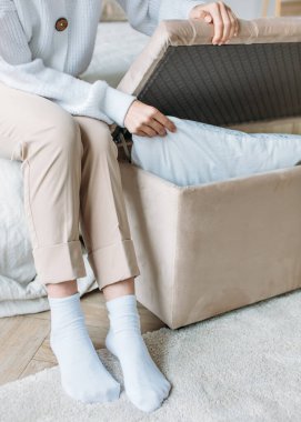 İçerde, parlak bir odada, döşenmiş mobilyalar, doğal ışık, sakin renkler.