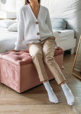 İçerde, parlak bir odada, döşenmiş mobilyalar, doğal ışık, sakin renkler.