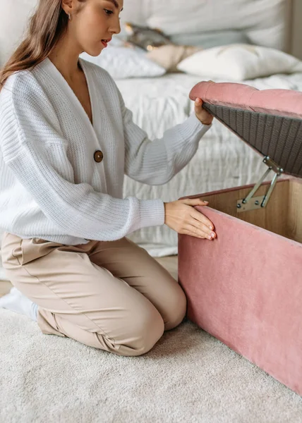 一个女孩在一间明亮的房间里 房间里摆满了家具 自然光 色彩平静 — 图库照片