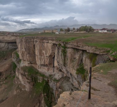 Rusya 'nın Dağıstan cumhuriyetindeki Kafkas dağlarının muhteşem manzarası. Khunzakh aul, ünlü Tobot şelalesi.
