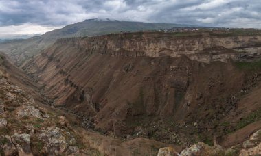 Rusya 'nın Dağıstan cumhuriyetindeki Kafkas dağlarının muhteşem manzarası. Khunzakh aul, ünlü Tobot şelalesi.
