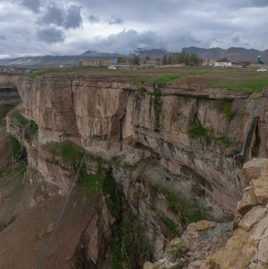 Rusya 'nın Dağıstan cumhuriyetindeki Kafkas dağlarının muhteşem manzarası. Khunzakh aul, ünlü Tobot şelalesi.