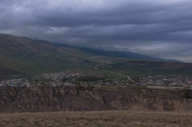 Rusya 'nın Dağıstan cumhuriyetindeki Kafkas dağlarının muhteşem manzarası. Khunzakh aul, ünlü Tobot şelalesi.