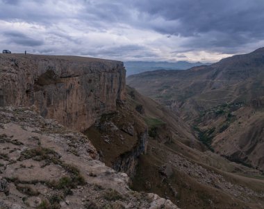 Rusya 'nın Dağıstan cumhuriyetindeki Kafkas dağlarının muhteşem manzarası. Khunzakh aul, ünlü Tobot şelalesi.