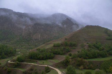 Rusya 'nın Dağıstan cumhuriyetindeki Kafkasya dağlarındaki hidroelektrik santralinden büyük su akışı