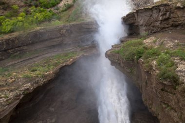 Rusya 'nın Dağıstan cumhuriyetindeki Kafkasya dağlarındaki hidroelektrik santralinden büyük su akışı