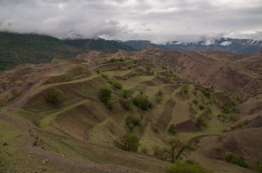 Rusya 'nın Dağıstan cumhuriyetindeki Kafkas dağlarının muhteşem manzarası.. 