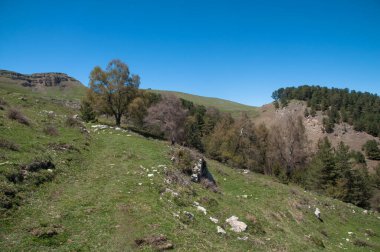 Rusya 'daki Dağıstan Cumhuriyeti' nin 2352 metre Kafkasya dağlarının zirvesinde güzel bir panoramik manzara