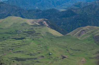 Rusya 'daki Dağıstan Cumhuriyeti' nin 2352 metre Kafkasya dağlarının zirvesinde güzel bir panoramik manzara