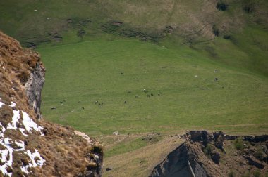 Rusya 'daki Dağıstan Cumhuriyeti' nin 2352 metre Kafkasya dağlarının zirvesinde güzel bir panoramik manzara