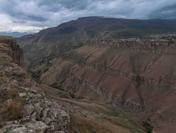 Rusya 'nın Dağıstan cumhuriyetindeki Kafkas dağlarının muhteşem manzarası. Khunzakh aul, ünlü Tobot şelalesi.