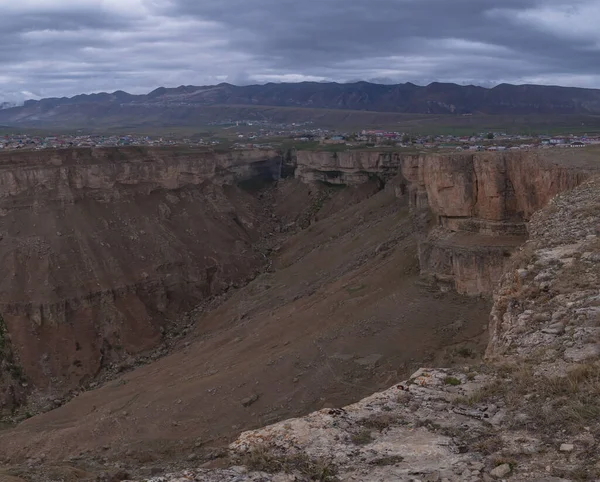 Rusya 'nın Dağıstan cumhuriyetindeki Kafkas dağlarının muhteşem manzarası. Khunzakh aul, ünlü Tobot şelalesi.