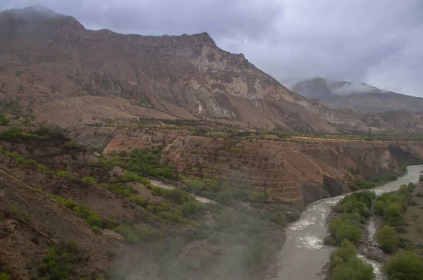 Rusya 'nın Dağıstan cumhuriyetindeki Kafkasya dağlarındaki hidroelektrik santralinden büyük su akışı
