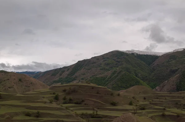 Rusya 'nın Dağıstan cumhuriyetindeki Kafkas dağlarının muhteşem manzarası.. 