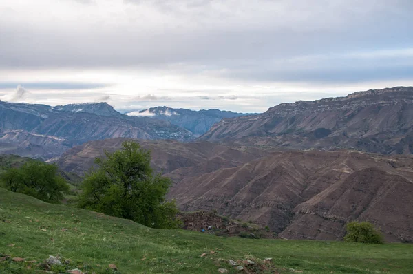 Rusya 'nın Dağıstan cumhuriyetindeki Kafkas dağlarının muhteşem manzarası.. 
