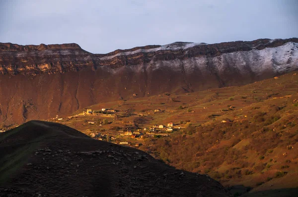 Rusya 'nın Dağıstan cumhuriyetindeki Kafkas dağlarının muhteşem manzarası.. 