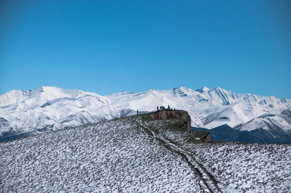 Rusya 'daki Dağıstan Cumhuriyeti' nin 2352 metre Kafkasya dağlarının zirvesinde güzel bir panoramik manzara