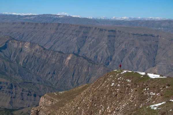 Rusya 'daki Dağıstan Cumhuriyeti' nin 2352 metre Kafkasya dağlarının zirvesinde güzel bir panoramik manzara